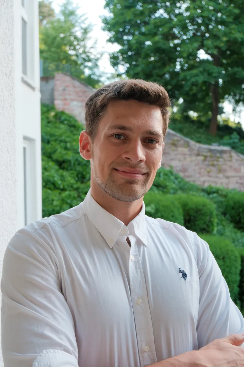 Porträt von Aaron Ansari, Fotos, Webdesign und Kalkulation.