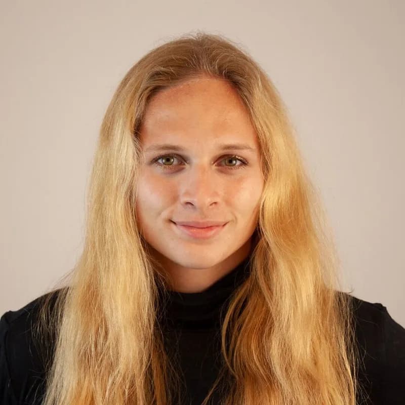 Porträt von Anna Ansari, Lektorat.