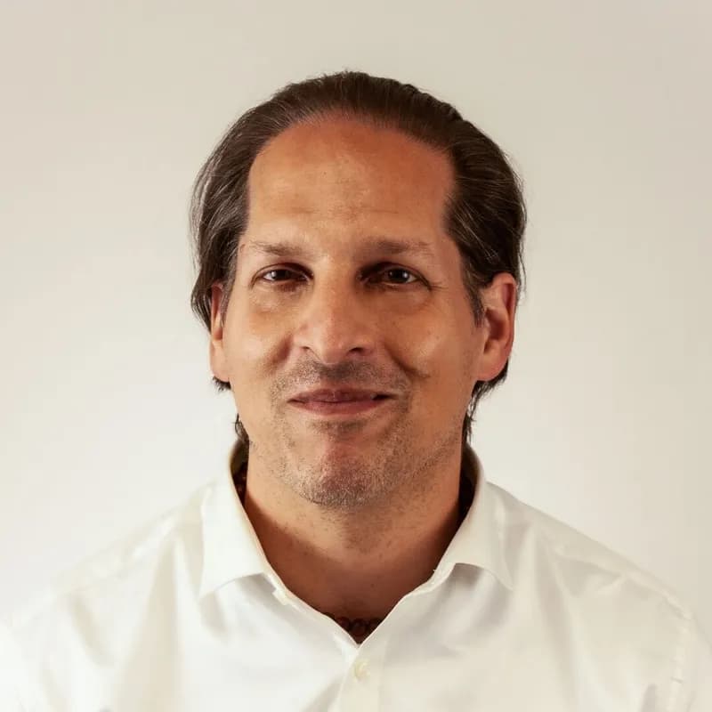 Porträt von Dr. Peter Ansari, Texte und Layout.