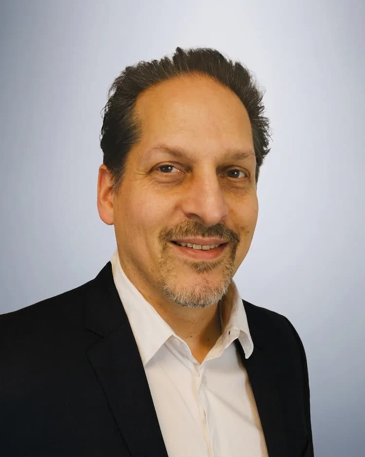 Porträt von Dr. Peter Ansari, Buchsatz und Layout.